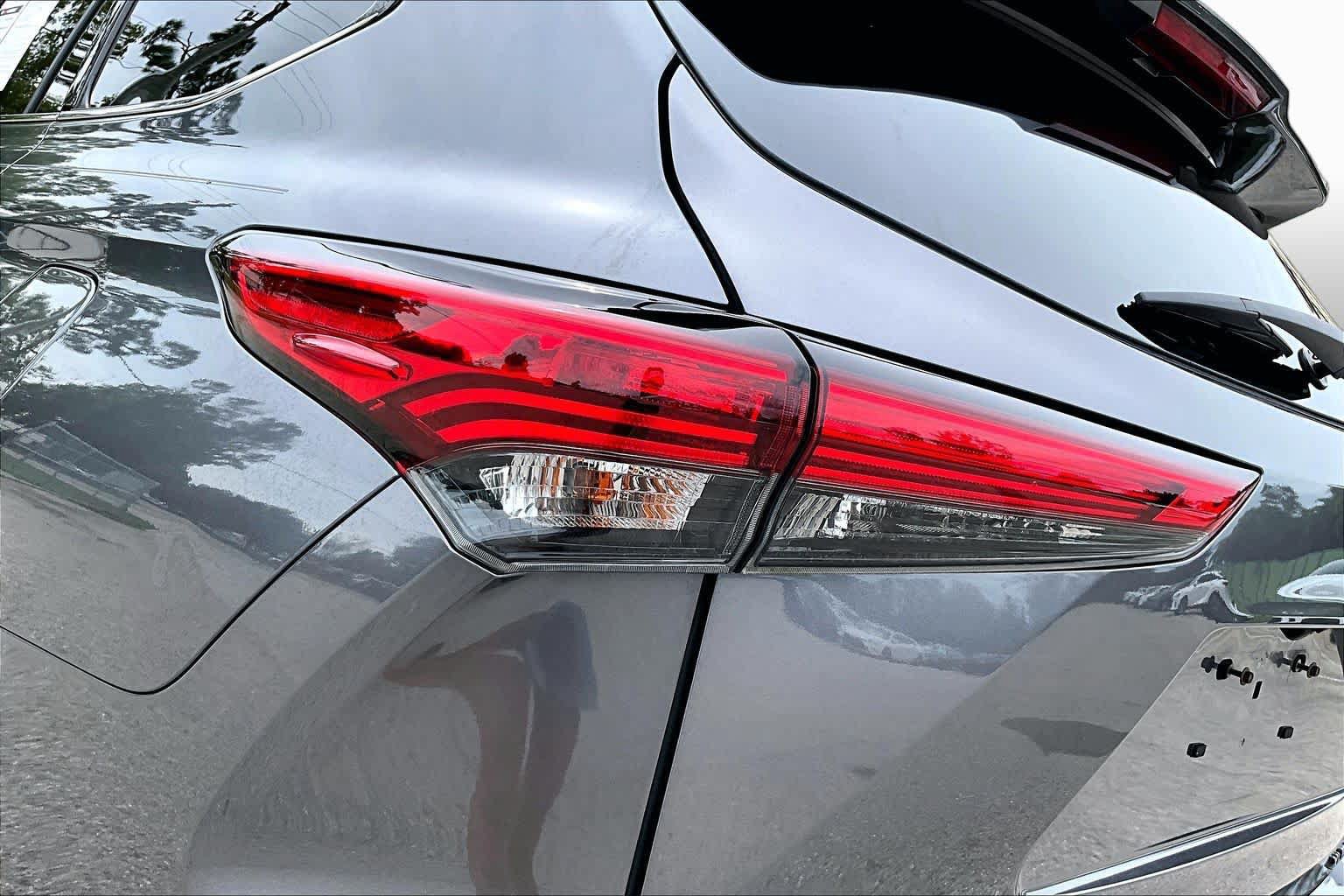 Used 2021 Toyota Highlander XLE AWD/4WD image 29