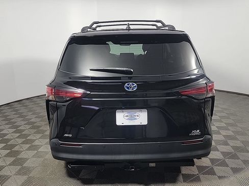 Used 2022 Toyota Sienna XLE image 5