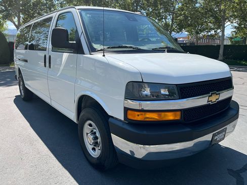 Used 2025 Chevrolet Express 3500 LT w/ LT Preferred Equipment Group RWD image 5