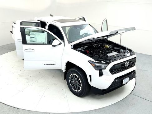 Used 2024 Toyota Tacoma TRD Sport w/ TRD Sport Premium Package AWD/4WD image 17