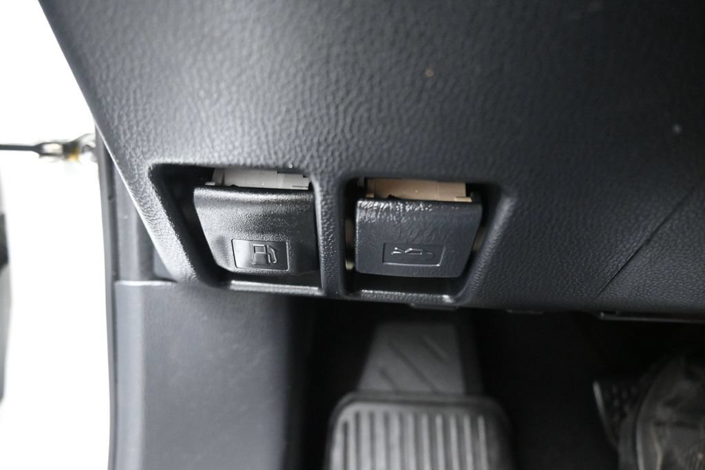 Used 2019 Toyota RAV4 LE FWD image 25