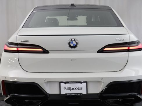 Certified 2025 BMW 760i xDrive w/ Executive Package AWD/4WD image 17