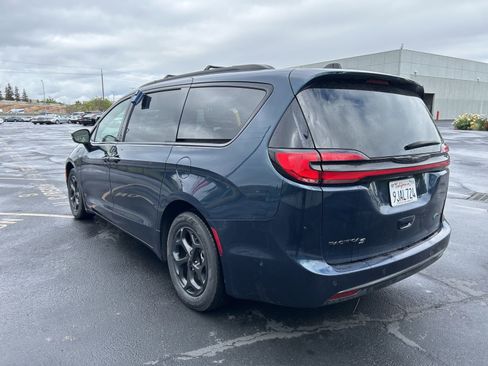Used 2024 Chrysler Pacifica Premium image 3