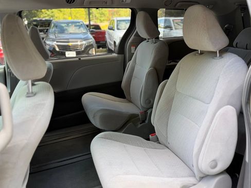 Used 2019 Toyota Sienna LE AWD/4WD image 4
