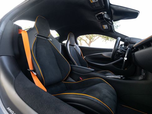 Used 2023 McLaren Artura RWD image 7