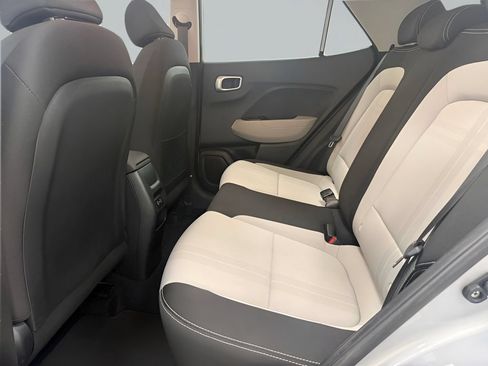 Used 2025 Hyundai Venue SEL FWD image 10