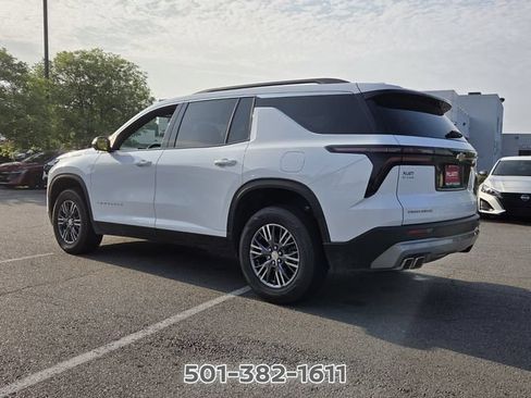 Used 2024 Chevrolet Traverse LT FWD image 3