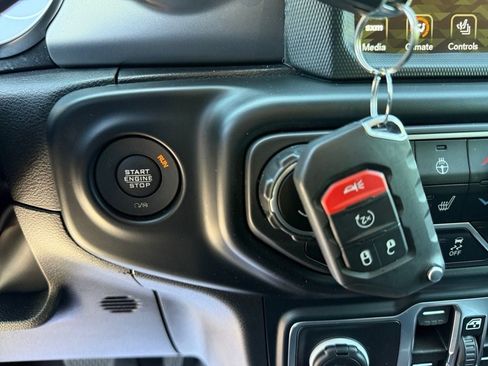 Used 2023 Jeep Gladiator Sport AWD/4WD image 31
