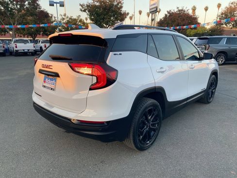 Used 2022 GMC Terrain SLE w/ Elevation Edition image 11
