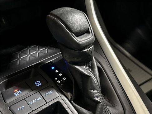 Used 2021 Toyota RAV4 XLE image 19