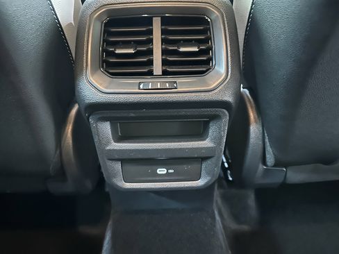 Used 2025 Volkswagen Taos SE FWD image 24