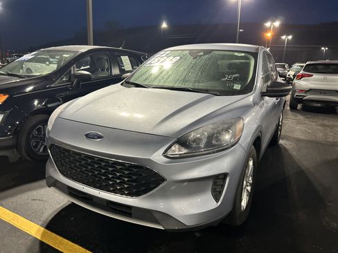 Used 2022 Ford Escape SE image 3