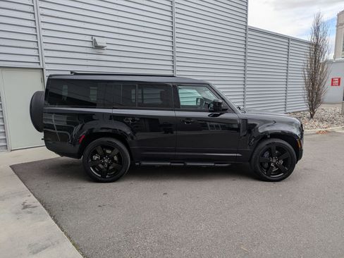 Used 2025 Land Rover Defender 130 X-Dynamic SE image 9