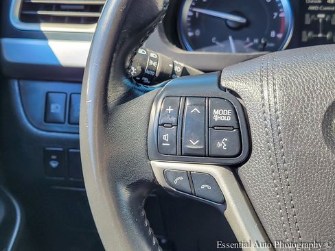 Used 2017 Toyota Highlander XLE w/ Carpet Mat Package image 17