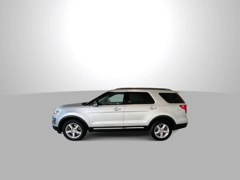 Used 2017 Ford Explorer XLT w/ Equipment Group 202A image 5