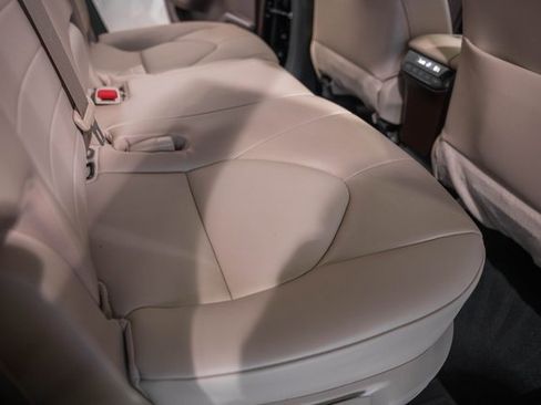 Used 2022 Toyota Highlander XLE image 31