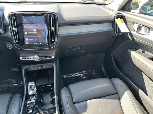 New 2025 Volvo XC40 B5 Ultra w/ Climate Package image 17