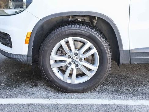 Used 2017 Volkswagen Tiguan S image 9
