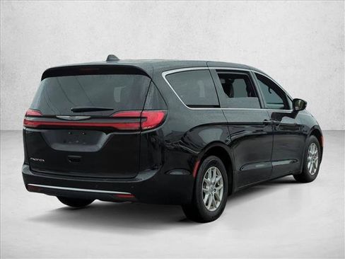 Used 2025 Chrysler Pacifica Select image 5