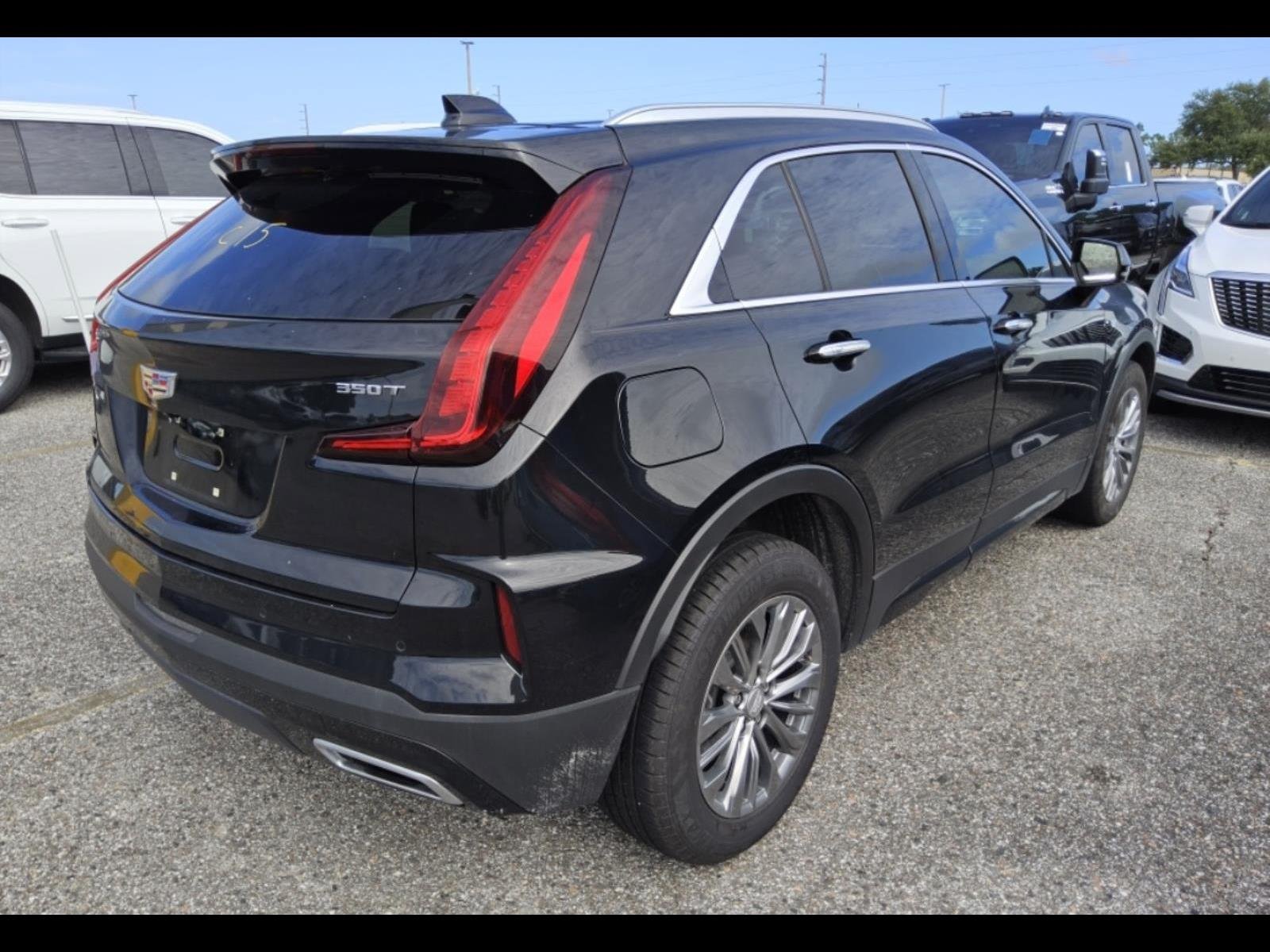 Used 2024 Cadillac XT4 Premium Luxury w/ Cold Weather Package FWD image 19