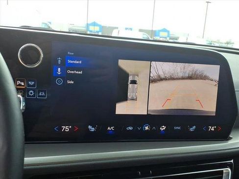 Used 2024 Chevrolet Traverse LT image 13