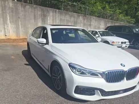 Used 2016 BMW 750i image 5