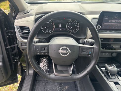 Used 2025 Nissan Rogue SV FWD image 30