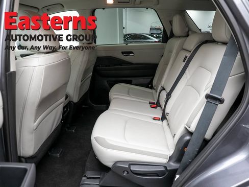 Used 2023 Nissan Pathfinder SL AWD/4WD image 21