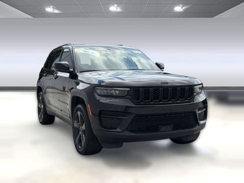 Used 2023 Jeep Grand Cherokee Altitude AWD/4WD image 7