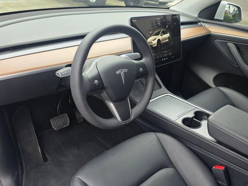 Used 2025 Tesla Model Y Long Range image 9