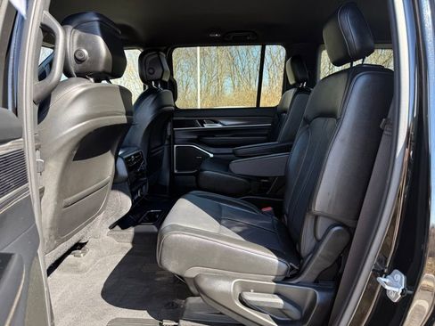 Used 2024 Jeep Wagoneer Series III image 21