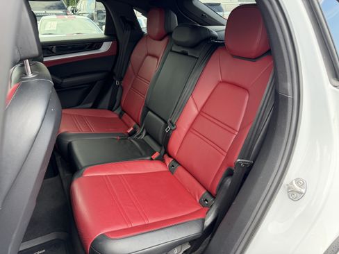 Used 2024 Porsche Cayenne Coupe AWD/4WD image 33