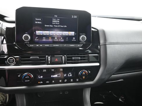 Used 2024 Nissan Pathfinder SV image 18