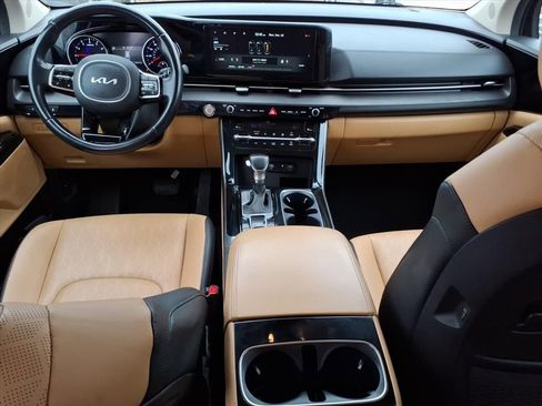Used 2022 Kia Carnival EX image 13
