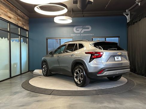 Used 2025 Chevrolet Trax LT w/ LT Convenience Package FWD image 5