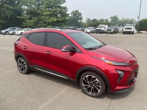 Used 2022 Chevrolet Bolt EUV Premier w/ Sun & Sound Package FWD image 4