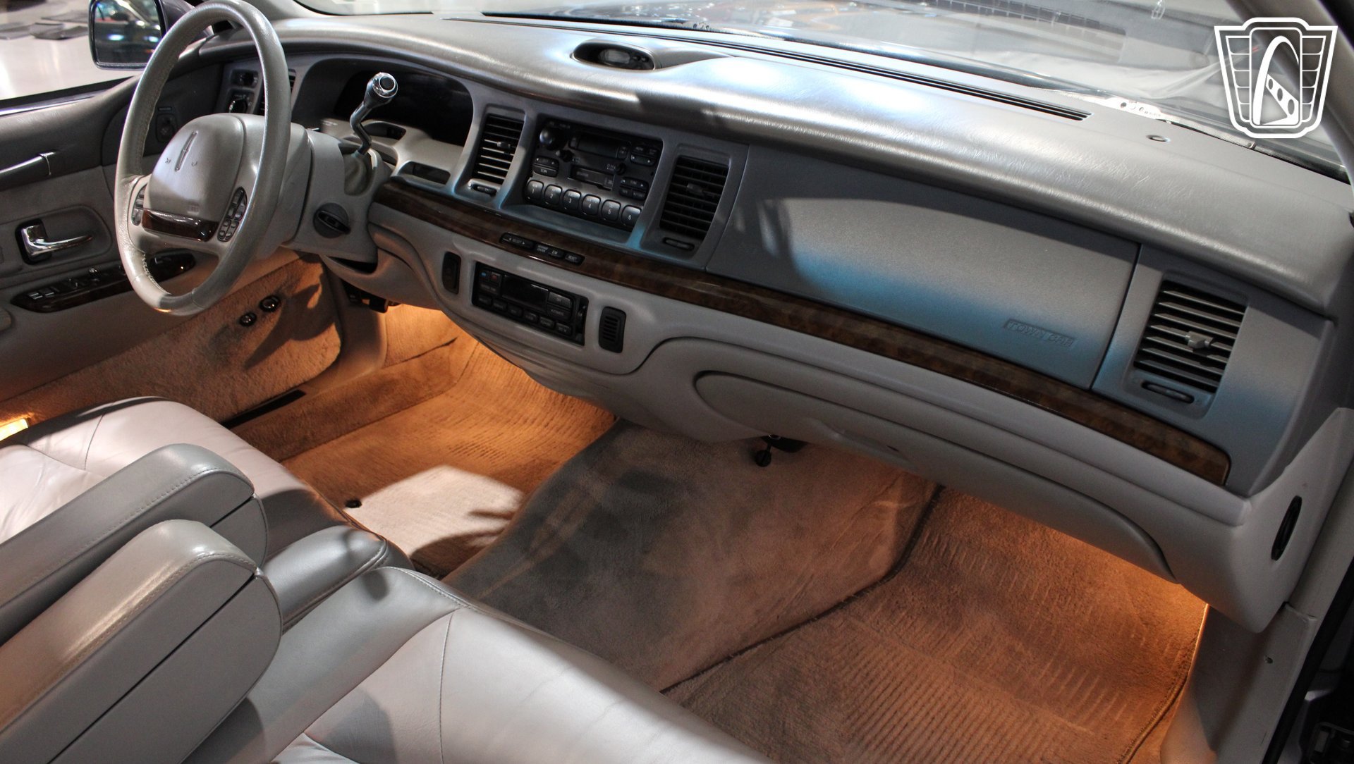 Used 1996 Lincoln Town Car Signature RWD image 10