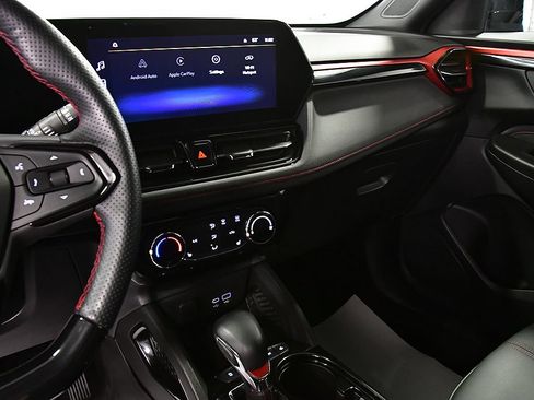 Used 2024 Chevrolet TrailBlazer RS FWD image 19