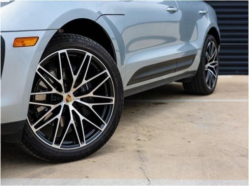 Certified 2025 Porsche Macan image 12