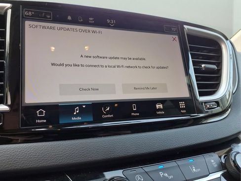 Used 2023 Chrysler Pacifica Touring-L FWD image 11