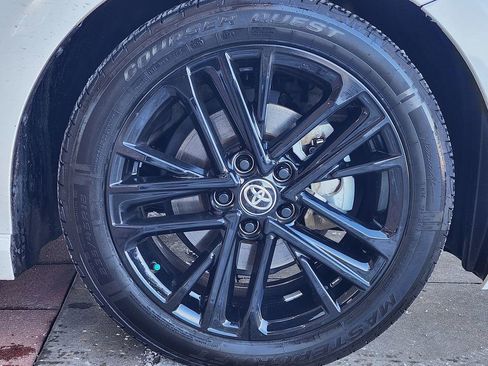 Used 2025 Toyota Camry SE w/ Convenience Package image 4