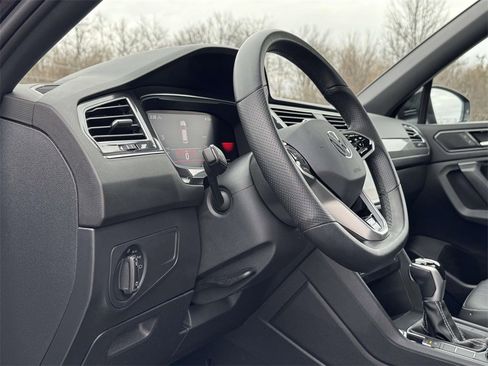 Used 2023 Volkswagen Tiguan SE R-Line image 2