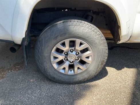 Used 2018 Toyota Tacoma SR5 RWD image 13