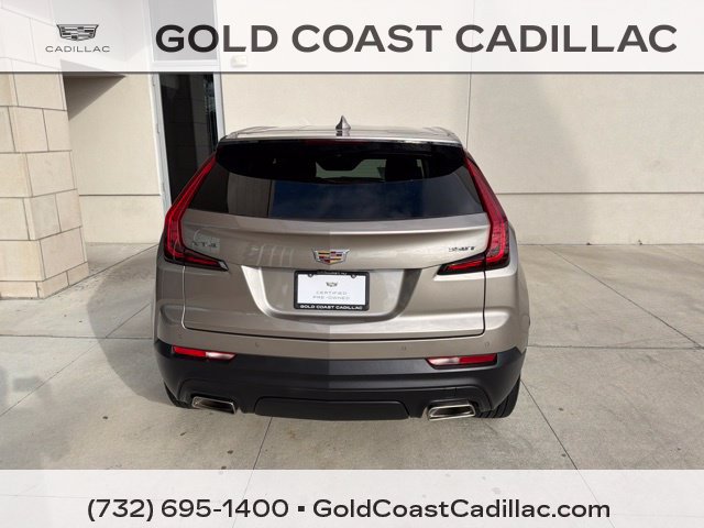 Used 2023 Cadillac XT4 Luxury w/ Cold Weather Package FWD image 3