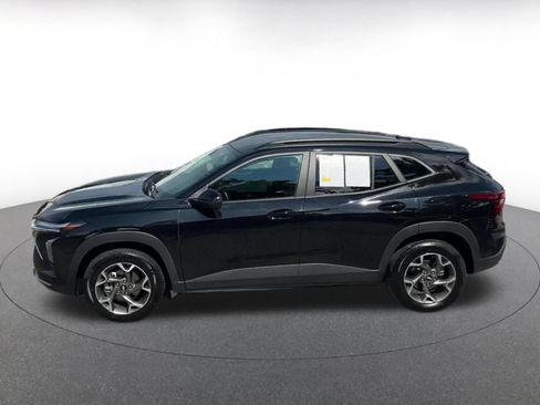 Used 2025 Chevrolet Trax LT w/ LT Convenience Package FWD image 8