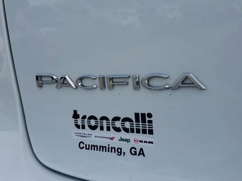 Used 2023 Chrysler Pacifica Limited image 9