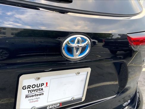 Used 2022 Toyota Highlander XLE AWD/4WD image 10