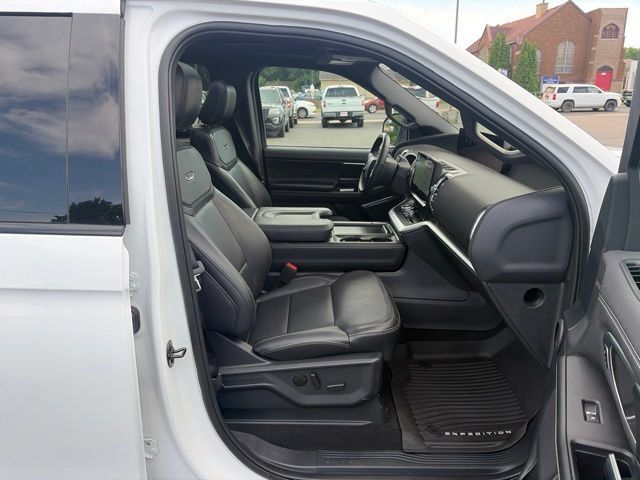 Used 2025 Ford Expedition Max Platinum w/ Stealth Appearance Package AWD/4WD image 31