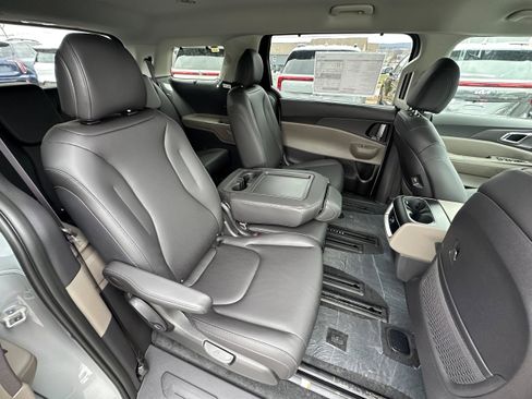 New 2026 Kia Carnival EX image 15