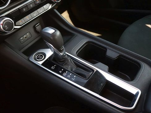 Used 2022 Nissan Sentra SV FWD image 18